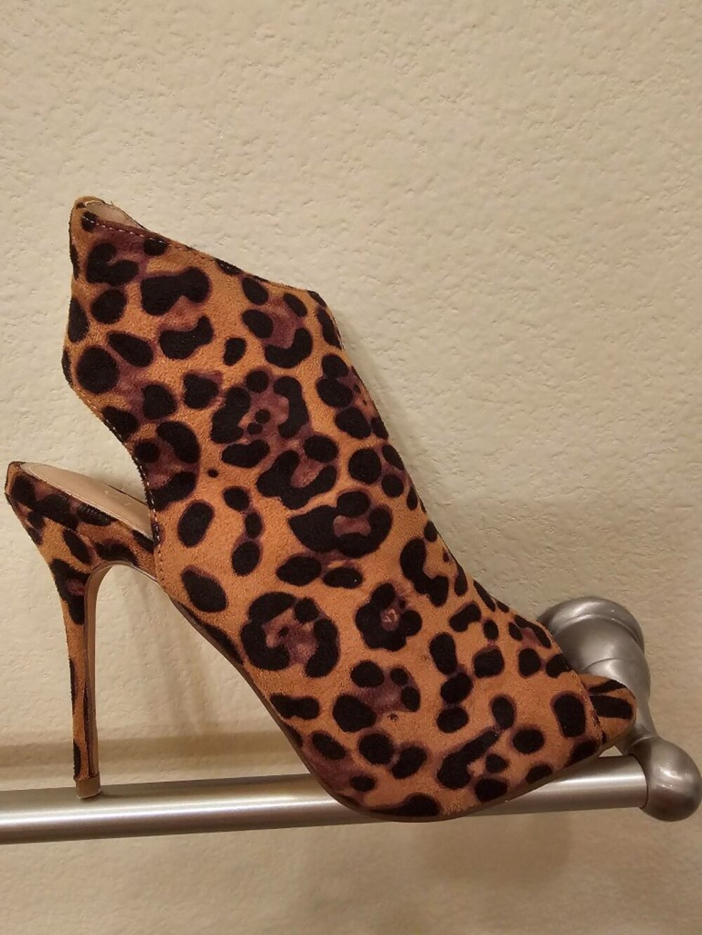 NWT Venus Size 9 Leopard Zip Up Heels